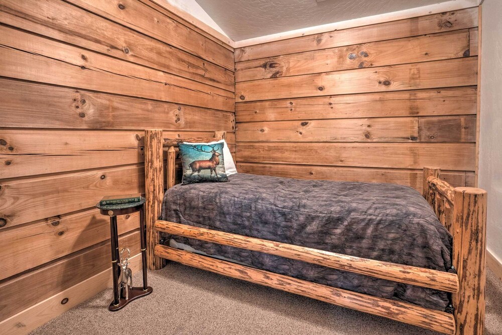 Brookings Vacation Rental Lodge on 88 Acres! view 5