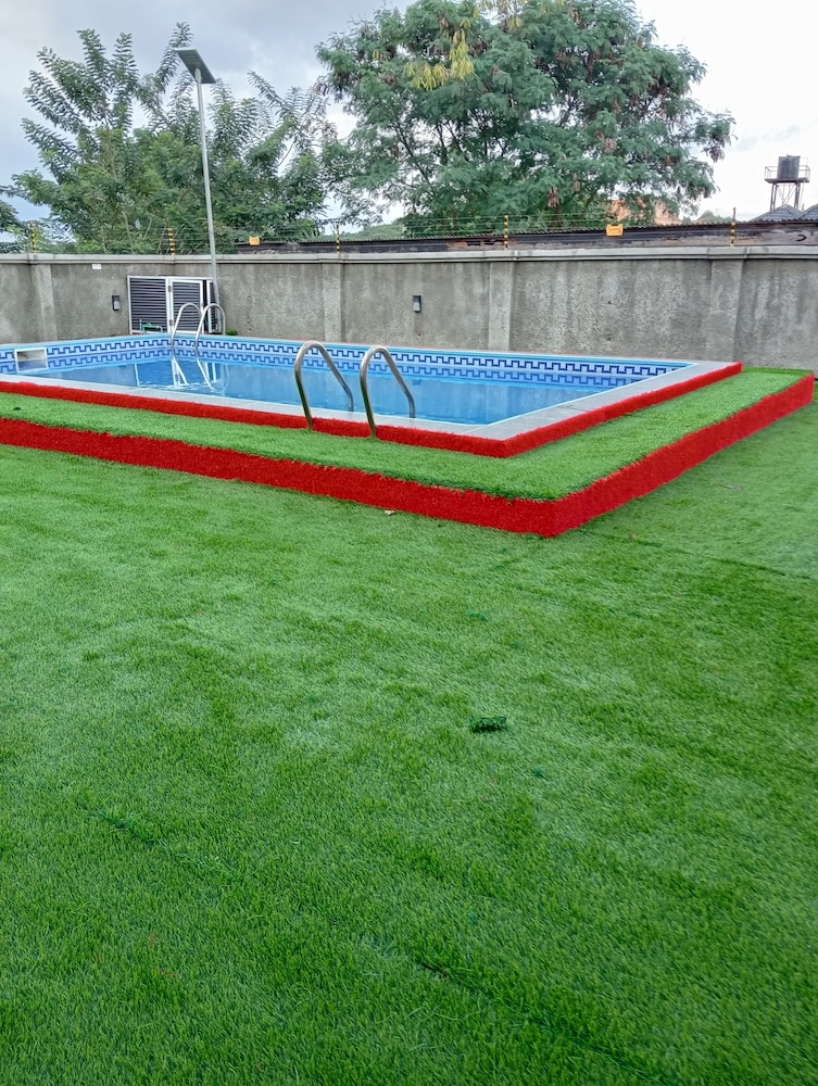 Pinefield Courts Apartmentl