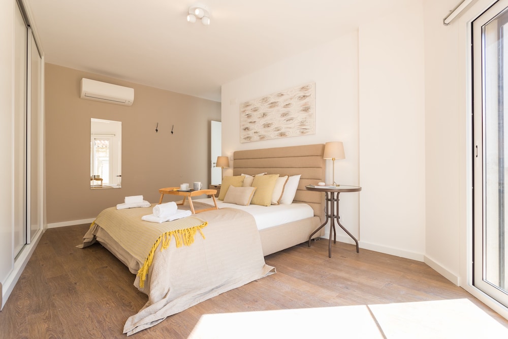 Alfama Lounge Three-Bedroom Apartment w/ River View and Parking - by LU Holidays