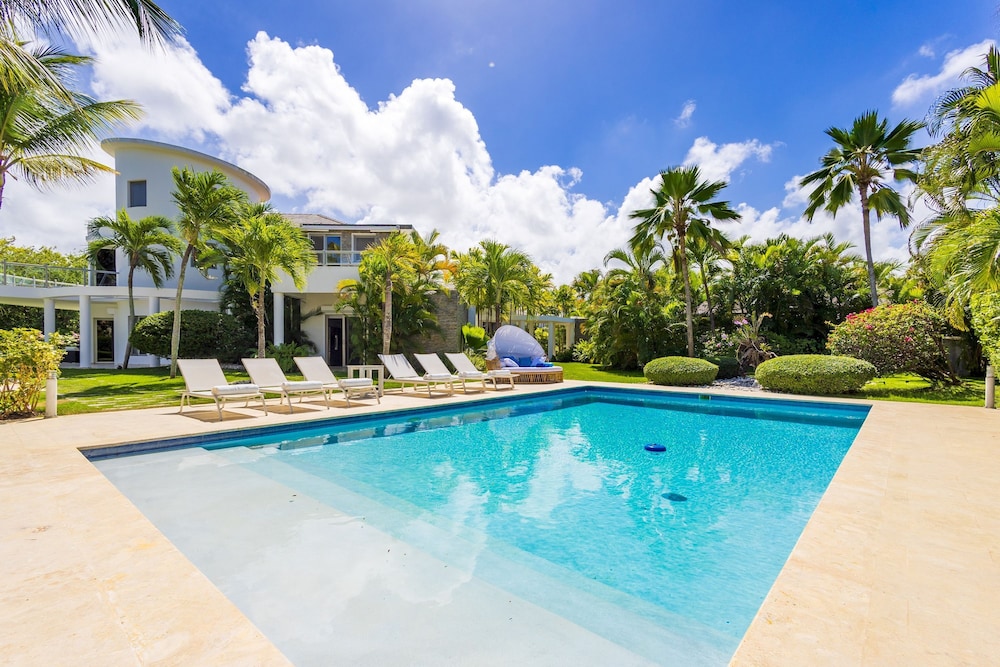 Villa Desiree 5BR Cocotal Luxury Villa Pool Maid