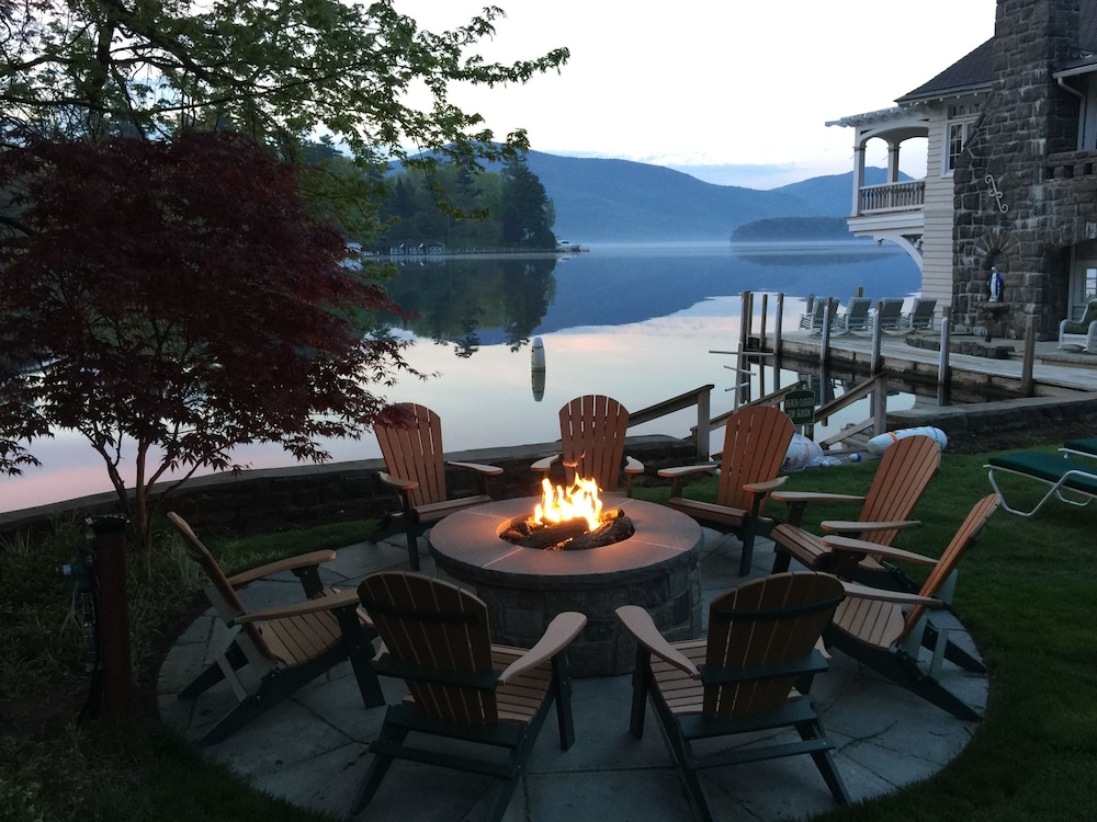 Boathouse Waterfront Lodging