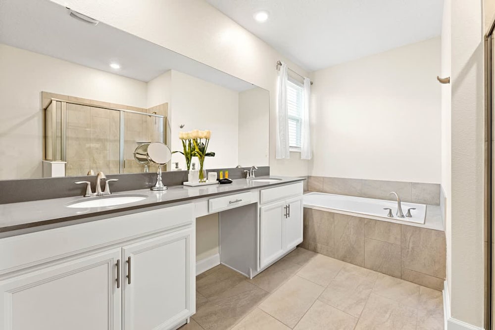 Sophisticated 6BR at Storey Lake Sl2766