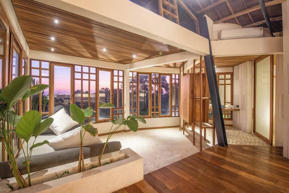 Gorgeous 2-br Penthouse With Views, 800m to the Be