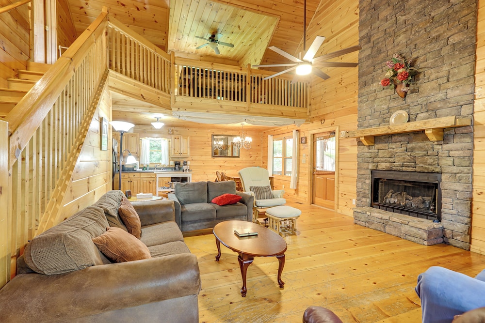 Pet-friendly Resort Cabin 5 Mi to Dtwn Ellijay!