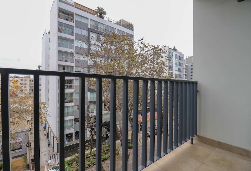 w Prestigious 3BR w Great Balcony in Miraflores