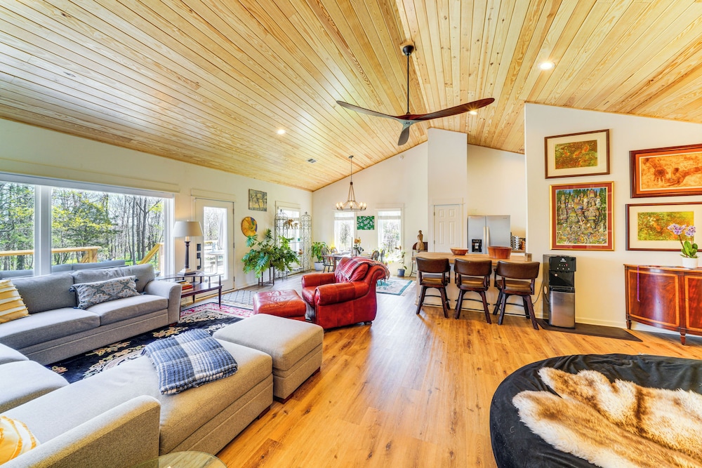 Hot Tub, Deck & Fire Pit: Chic Louisville Home!