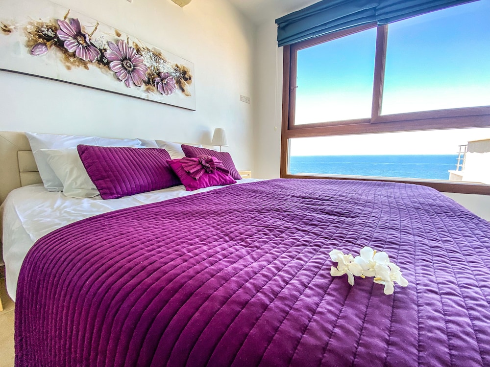 Sea Cliff Villa, 4 Beds, Sleeps 2- 8, Free Wifi, view 2