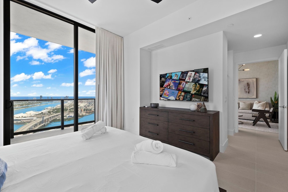Lux Studio W City Views and Pool