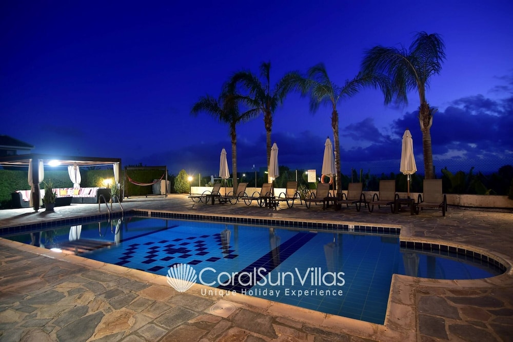 Family Villa Short Walk To Coral Bay Strip 5 Min and Pub, Shops etc