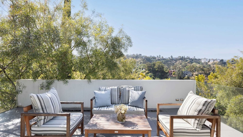 Hollywood Overlook by Avantstay Private Pool + Hot Tub Panoramic Views
