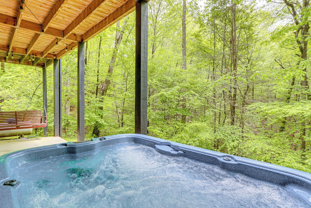 5 Mi to Dtwn Blue Ridge: Spacious Cabin w/ Hot Tub