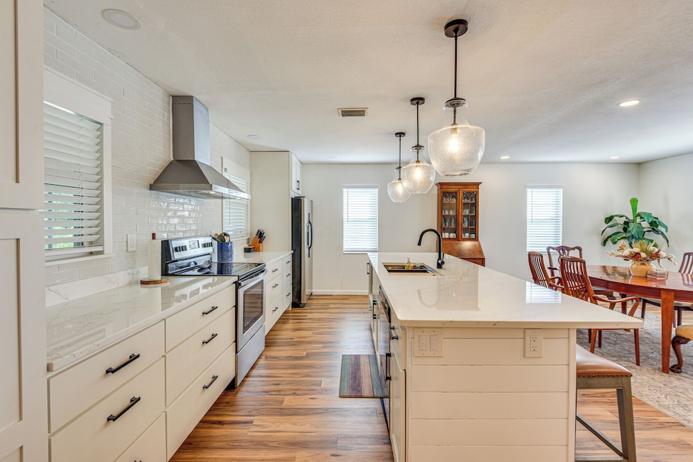 6 Mi to Beaches: Modern Bradenton Getaway!