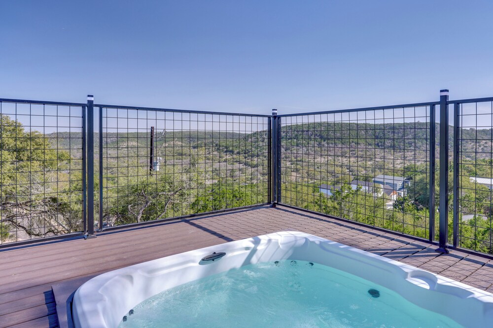 Hot Tub, Boat Ramp: Cabin Close to Canyon Lake
