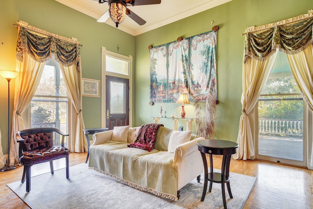 Historic Home w/ Wraparound Porch: Walkable Area!