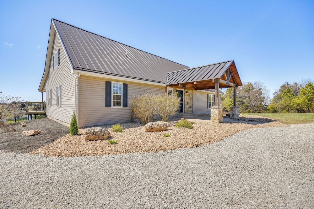 Pond Access & Fishing: 'cedar Lodge' in Versailles