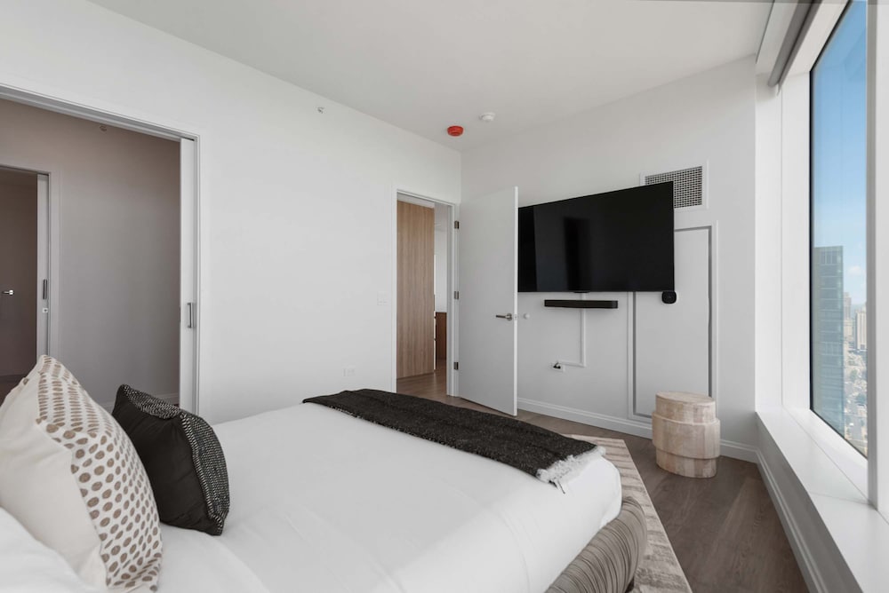 Top-tier Stay 49th Fl Lakefront City Views