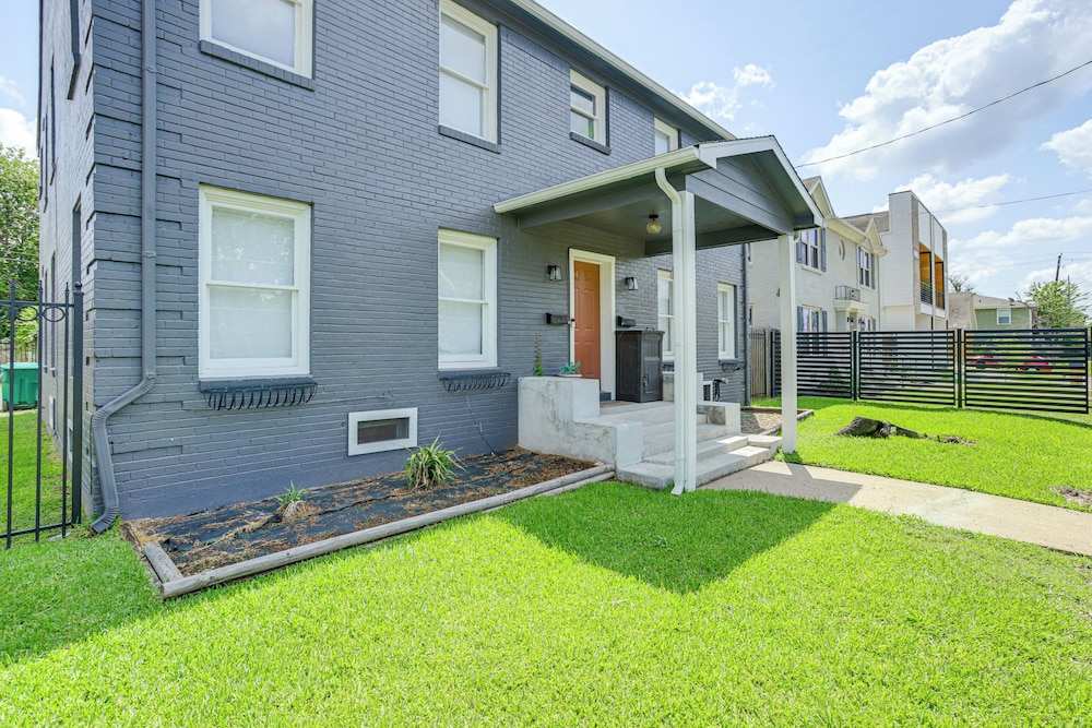 Condo 2 Mi to Houston Zoo & Museum District!
