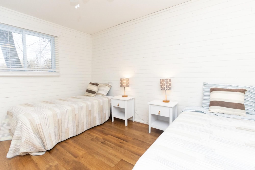 Bungalow by the Bay Spot on Wellers Bay - PEC