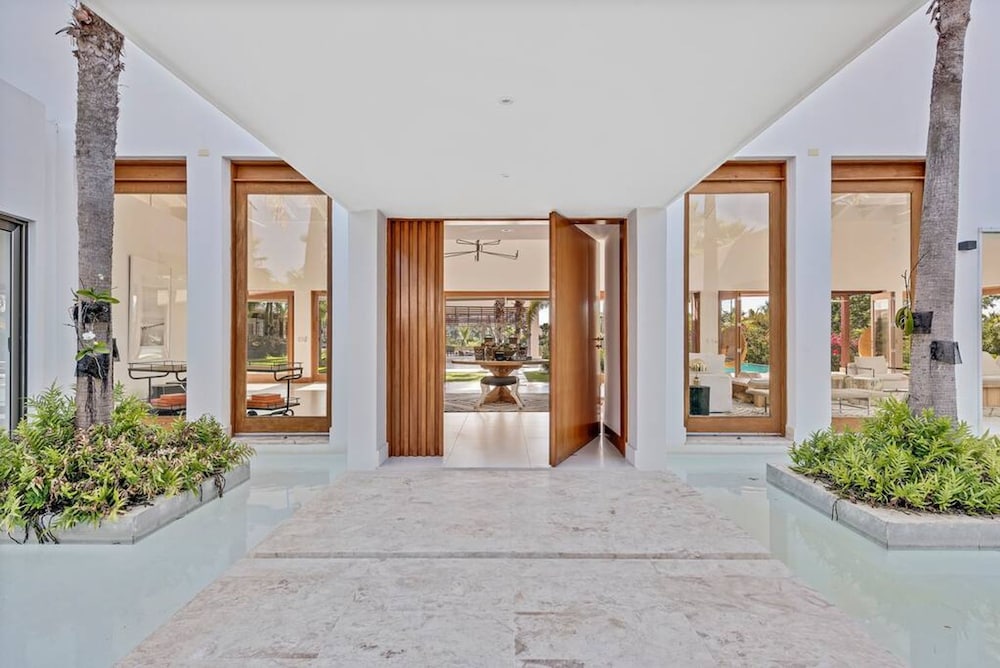 Modern Oasis Stunning Views of Golf Course River
