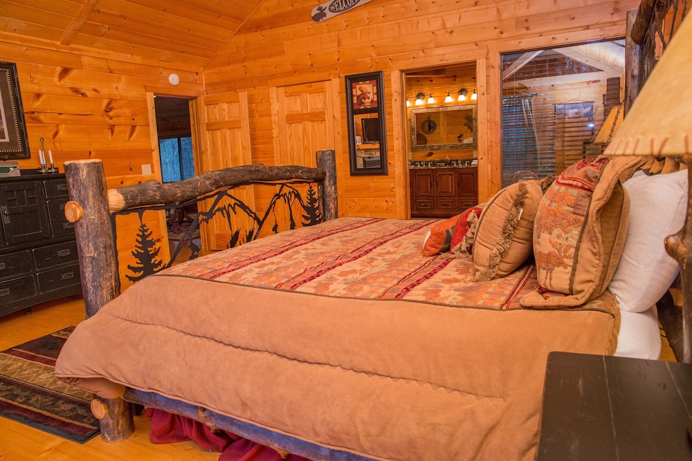 Cub Creek Lodge - Three Bedroom Cabin view 2