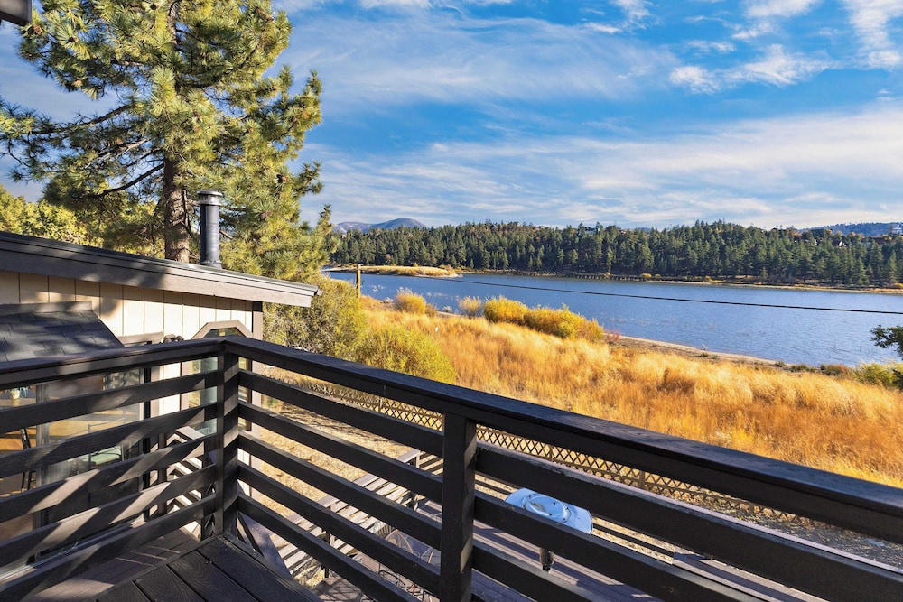 Viewtopia by Avantstay Lakefront Views + Hot Tub