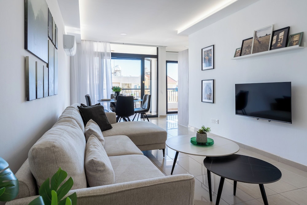 Averna - Breezy 2-BR Apt. in Larnaca