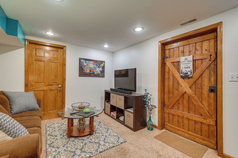 Lakefront Log Cabin Retreat w/ Hot tub + Kayaks!