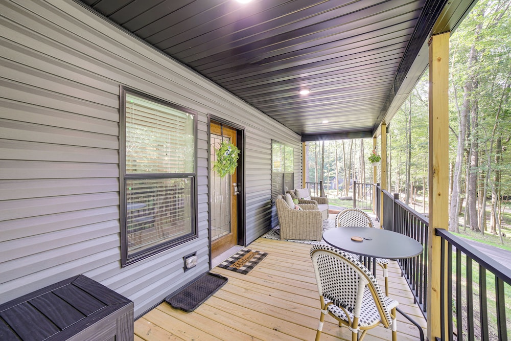 Lake Access, Pools & More: Family Home in Stanwood