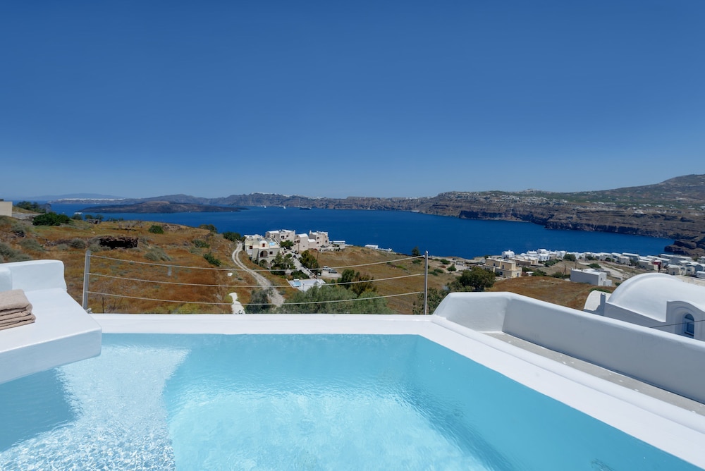 Earino Suites & Villas