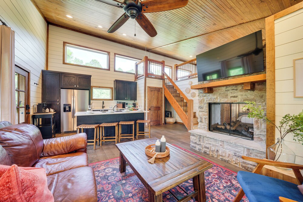 Tree-lined Broken Bow Studio Cabin w/ Hot Tub!