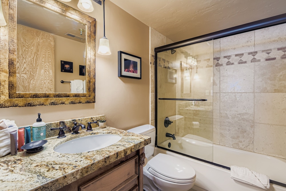 Charming 2br Escape Hot Tub, Bbq & Mountain Comfort 1424 2 Bedroom Condo