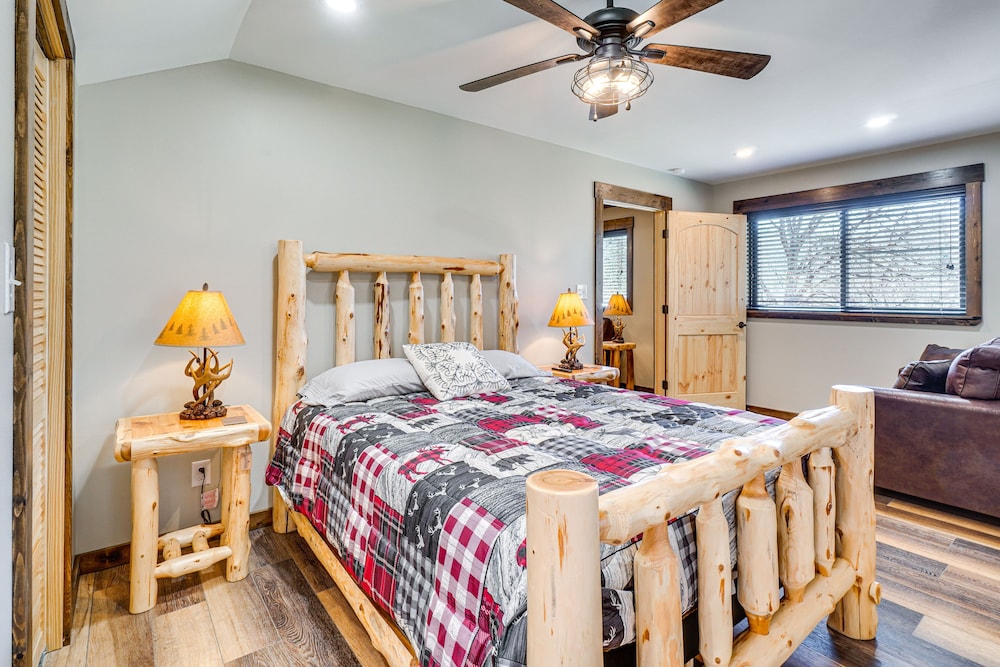 Modern Cabin w/ Hot Tub: Near Tail of the Dragon! view 4