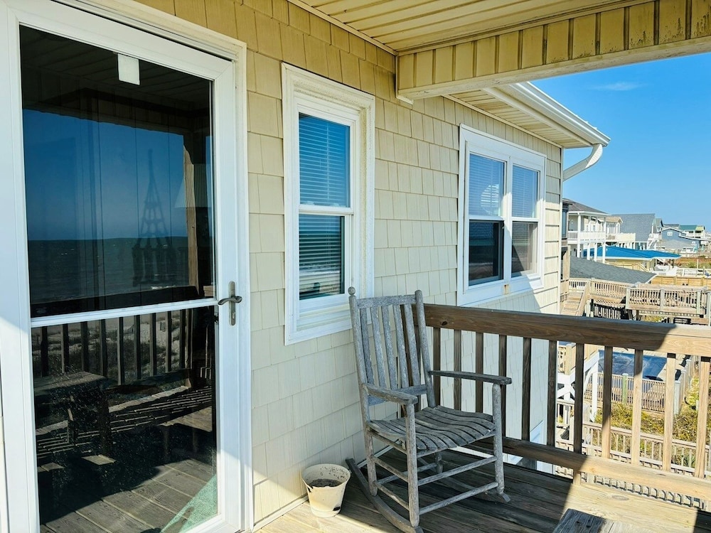 Great Place 5 Bedroom Home by RedAwning