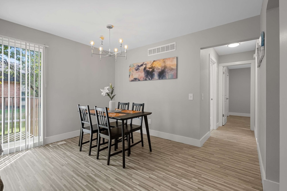 Bright and Airy 2BR 2BA in the Heart of the City