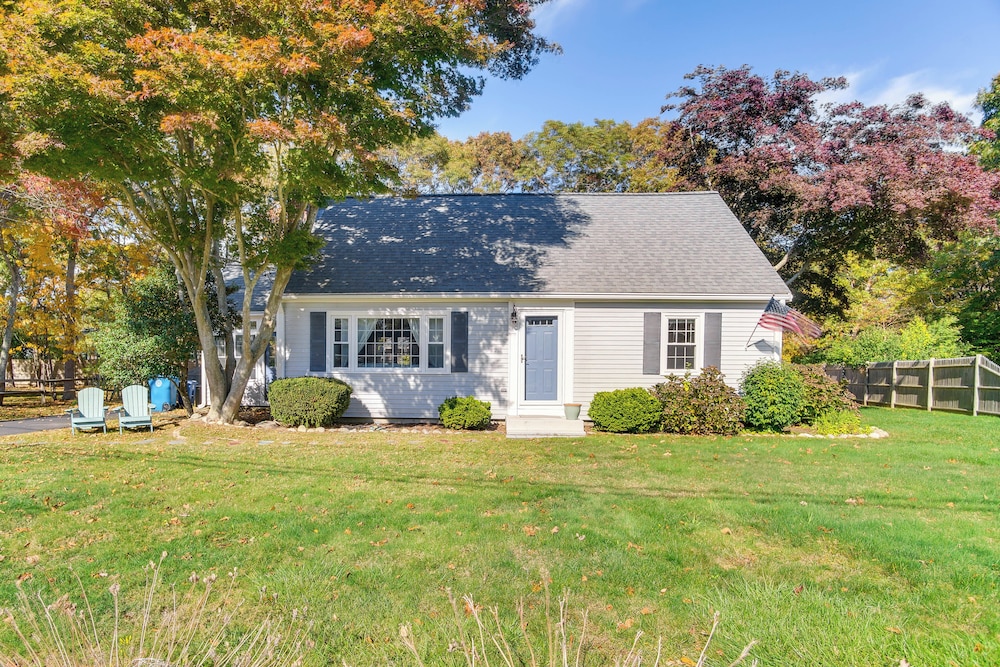 Bike to Private Beach: Cape Cod Escape w/ Sunroom