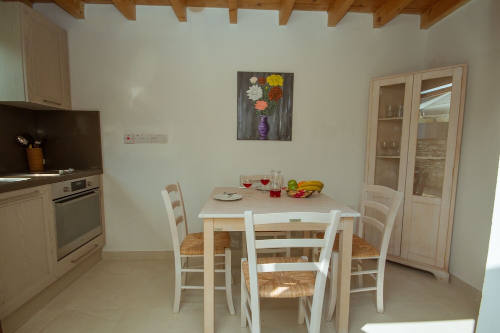 Thyone Studio Cottage