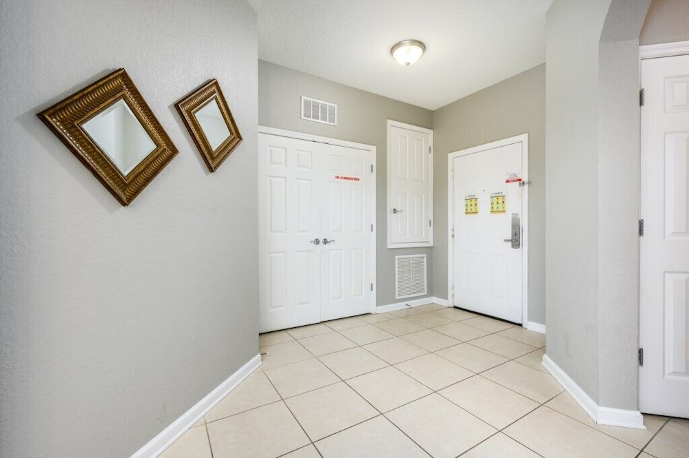 Epic Universe Beautiful Lakeview Condo, Vista Cay Orlando - 3013