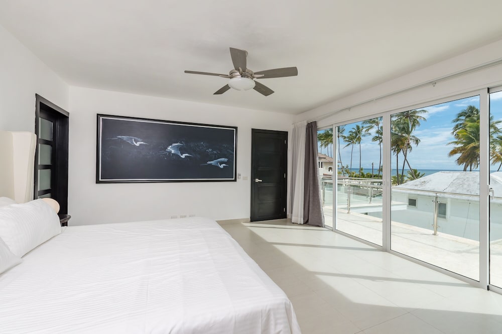 Luxury beachfront villa in Los Corales view 3
