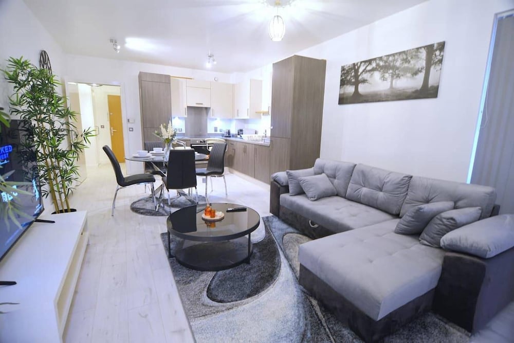 Near Excel - Wifi - Parking - Pets - Sleeps 5