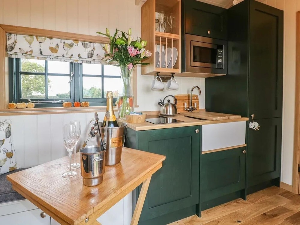 Shepherd's Hut- Hot Tub- Wellness Spa- Wood Burner