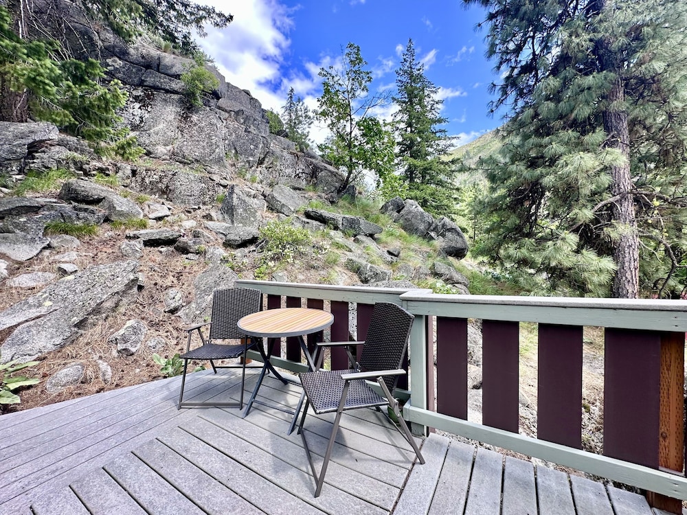 Icicle Chalet 1 Bedroom Cabin