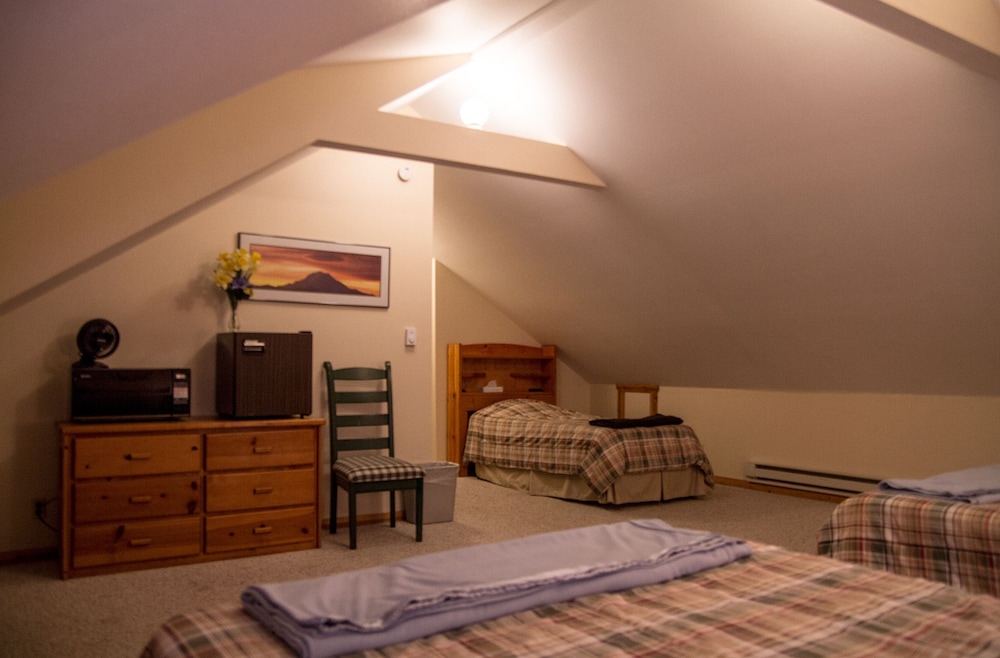Whittaker's Motel & Historic Bunkhouse