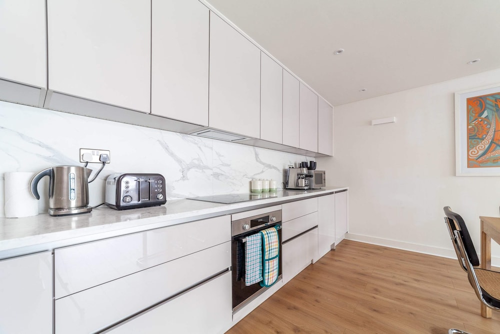 A Stylish Newly Refurbished Flat With City Access