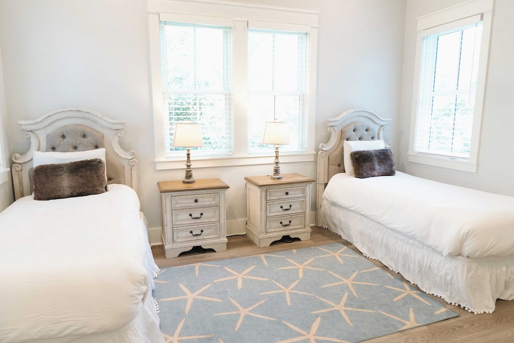 Walk to Beach, 2 Shared Pools, Enclosed Porch, Bikes 30A Hideaway by Avantstay