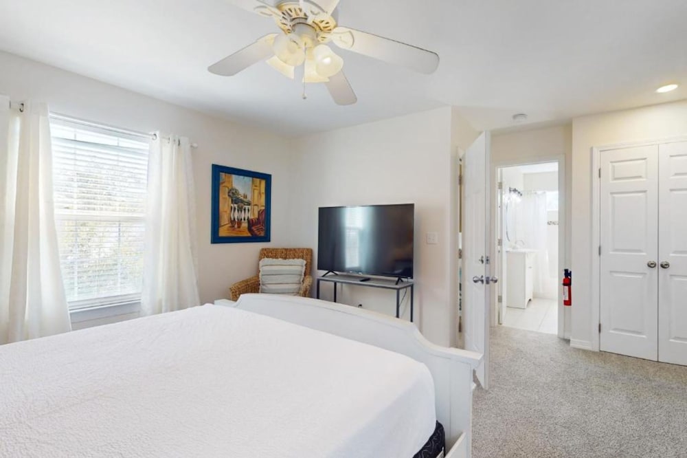 Rileys Retreat - 3BR 2BA Home With Private Pool and Gas Grill!