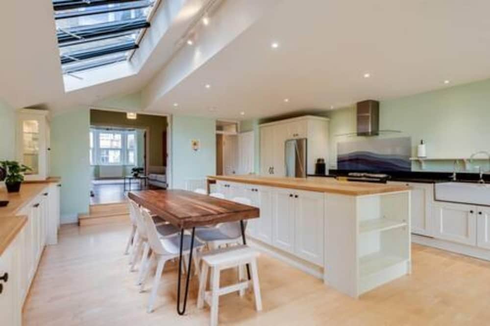 Oxford Vacations - Summertown 4-br Family Home - Bright Spacious - Property Image 1