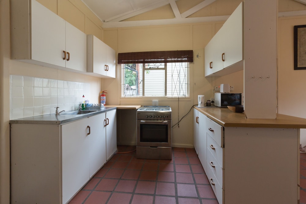 Inyathi Guest Lodge & Self Catering Chalets