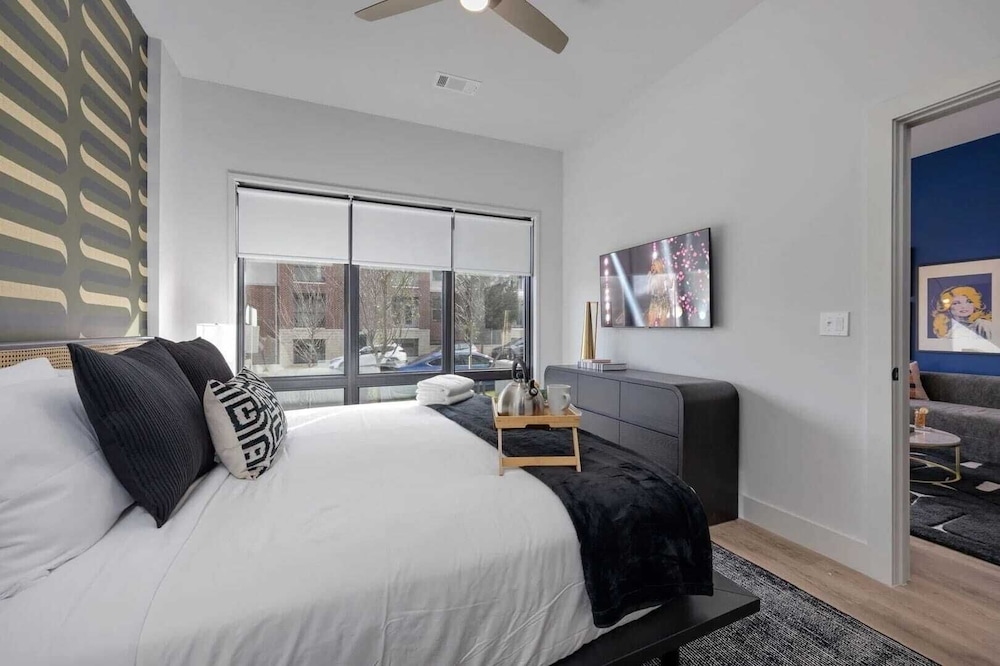 2 Modern Apartments in Heart of Midtown, Walkable Location Patio, Pool & Gym