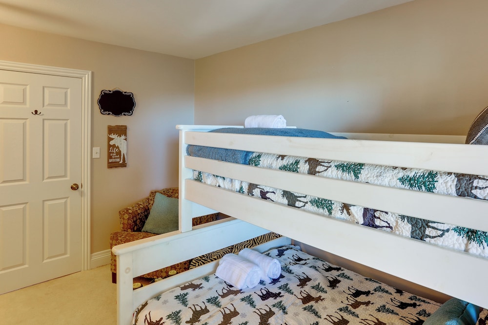 Spacious Crestline Retreat: 1 Mi to Lake Gregory