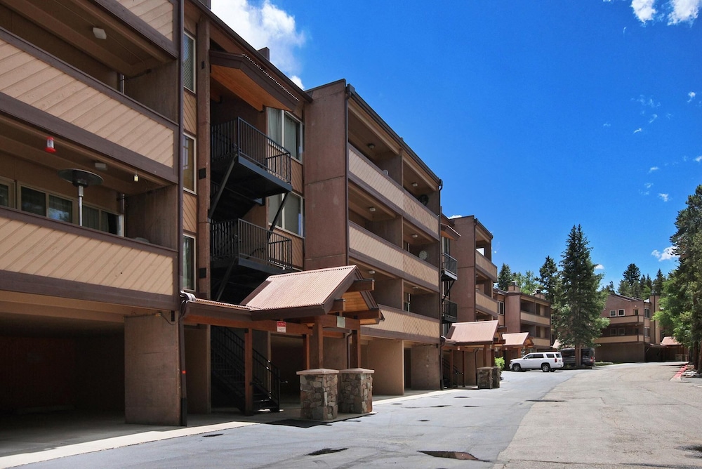 The Lift C11 1 Bedroom Condo by RedAwning